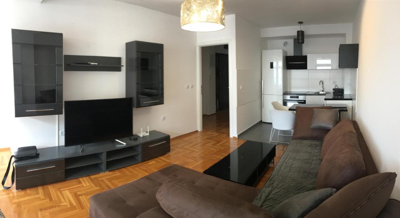 Apartman City Center 3-Setaliste ปรีเยดอร์ ภายนอก รูปภาพ